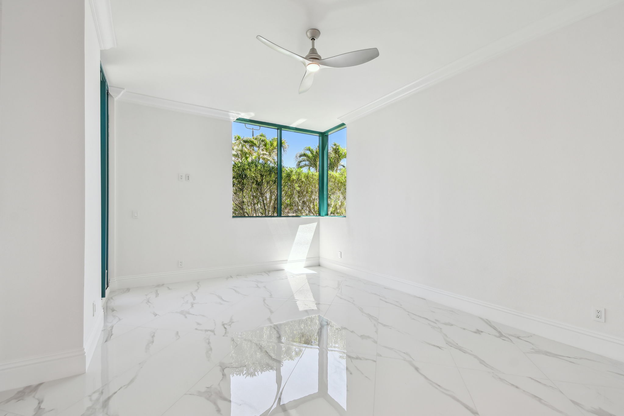 Seating Area/Family Room Or Breakfast Nook