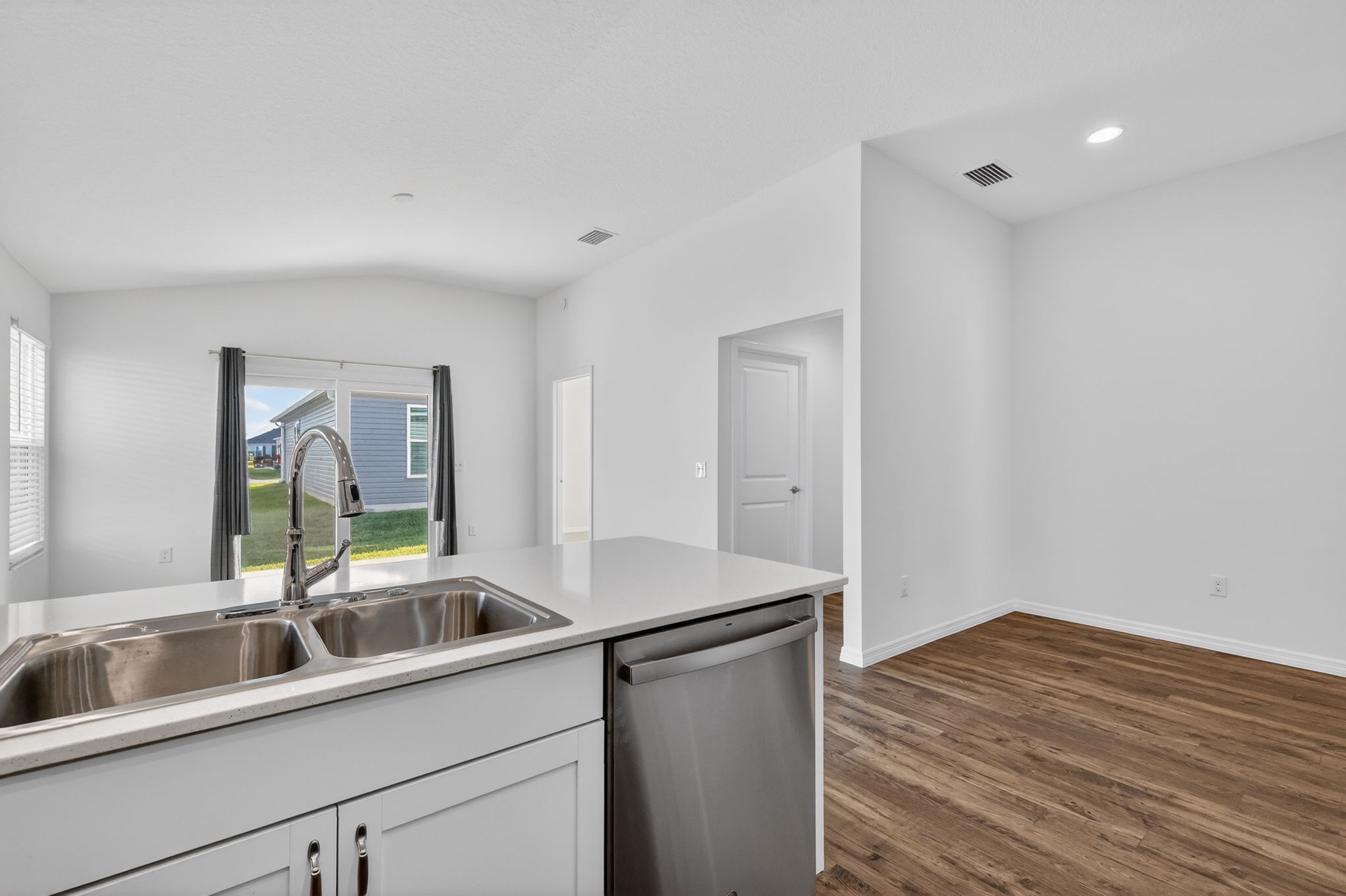 Kitchen, Dining ad Living Rooms