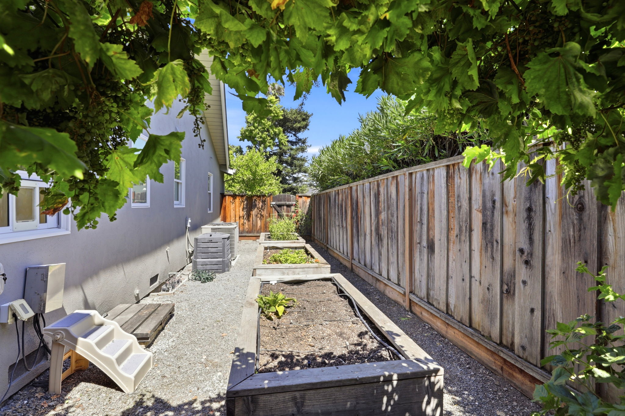 043_F8_1564 Wessex Ave