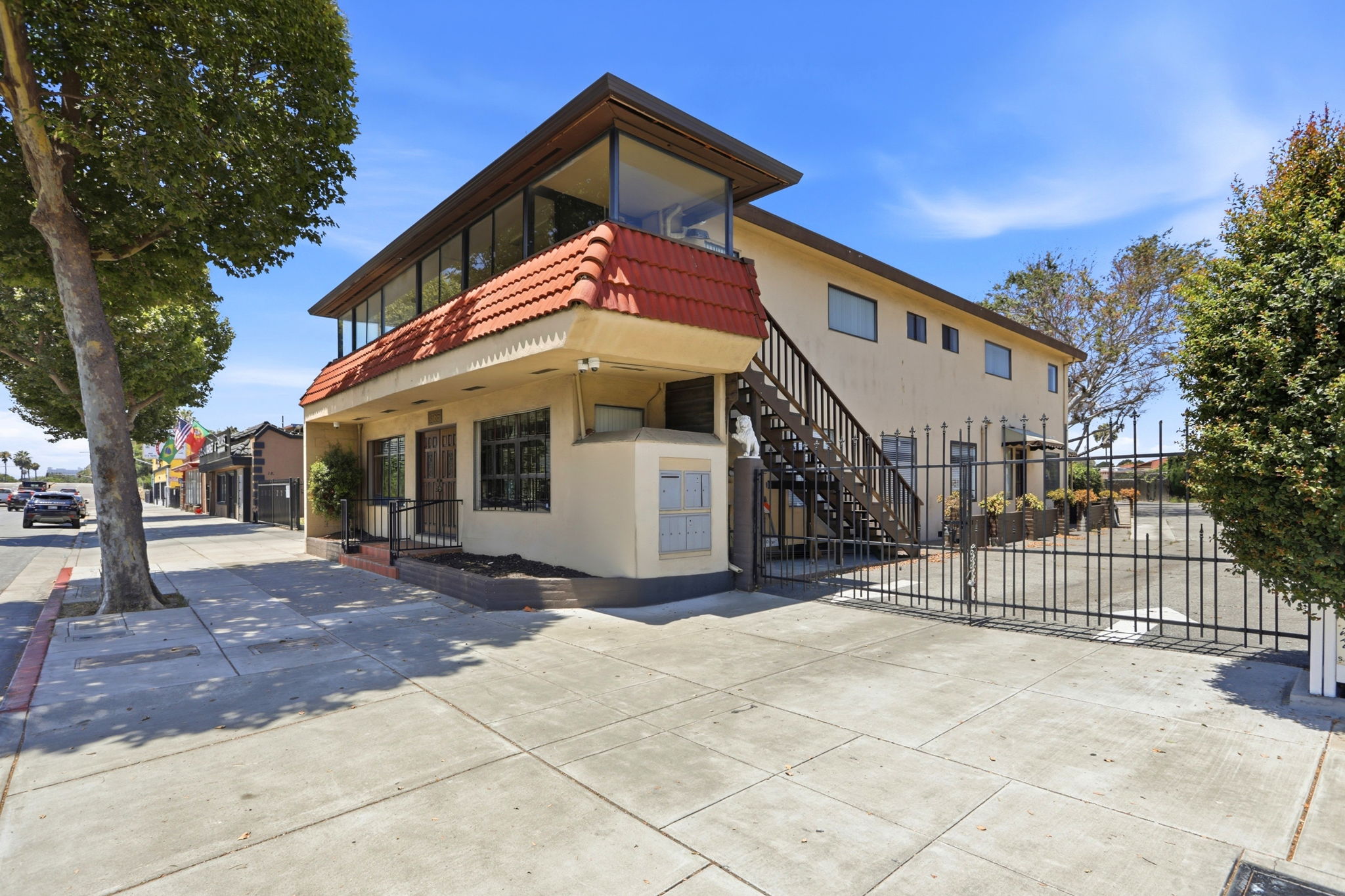 002_F8_1565 Alum Rock Ave