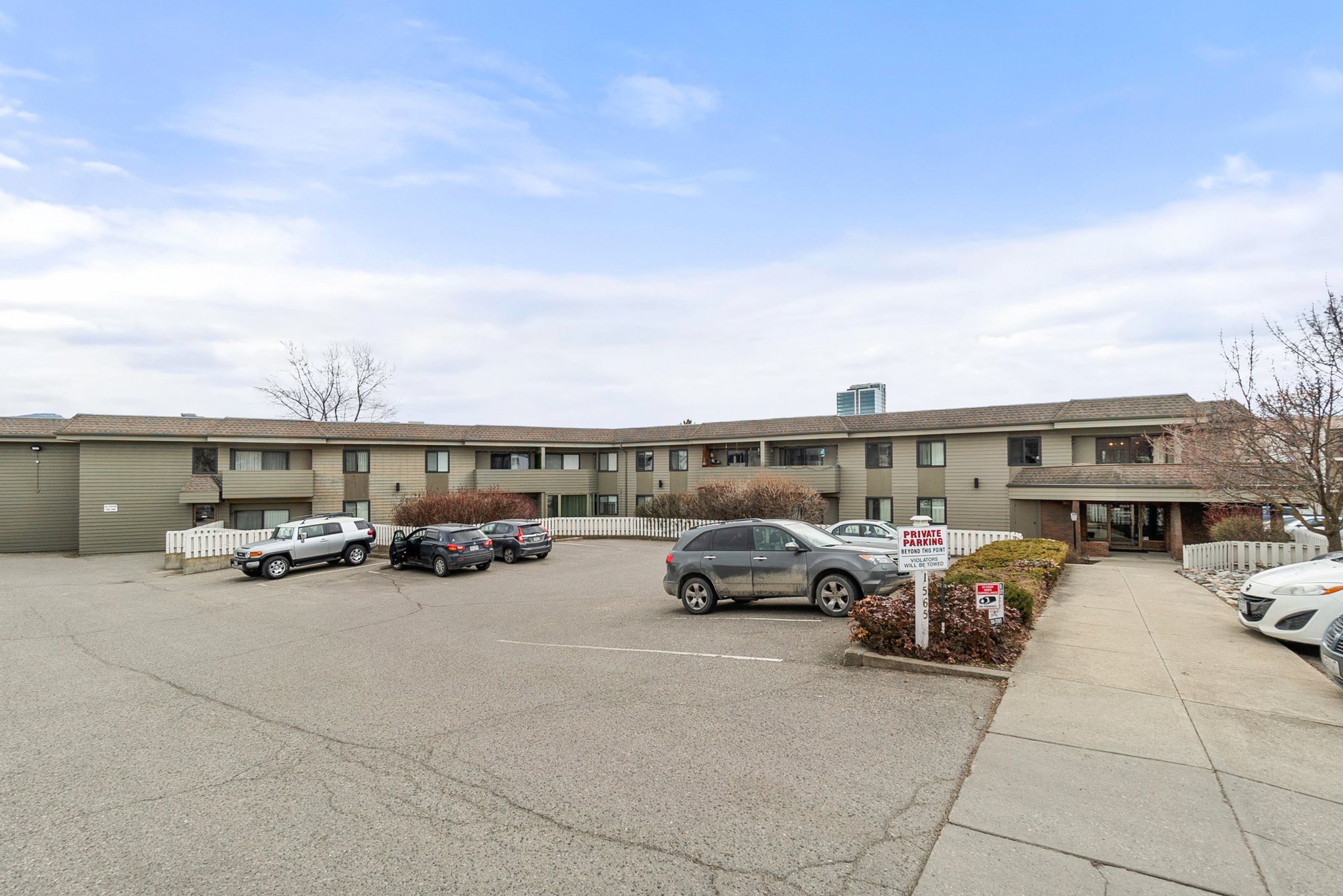 1565 Noble Ct, Kelowna, BC V1Y 8K8, Canada Photo 2