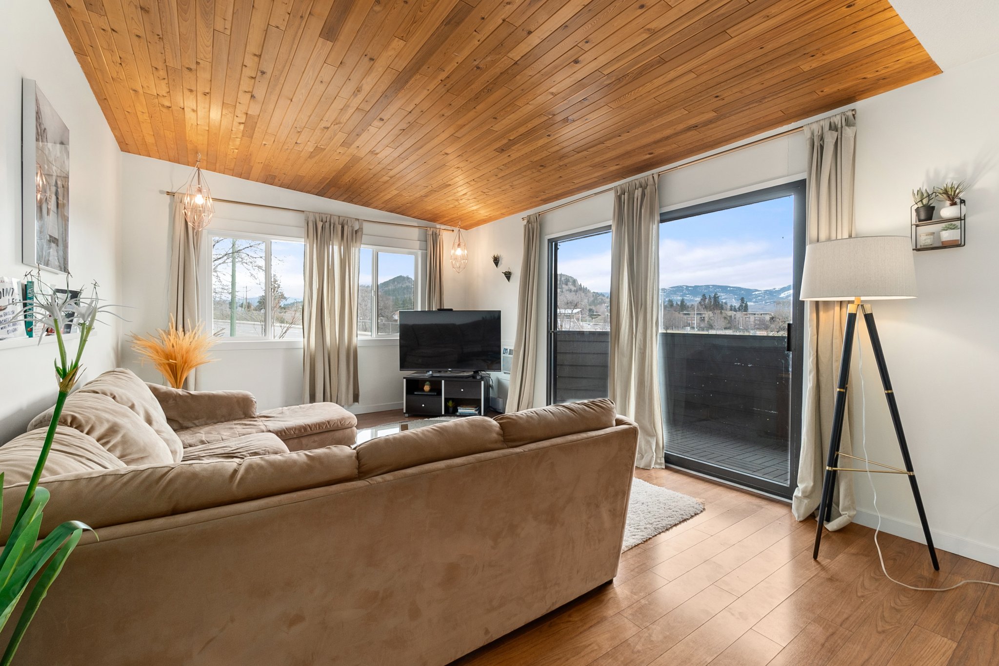 1565 Noble Ct, Kelowna, BC V1Y 8K8, Canada Photo 3