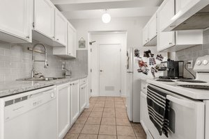 1565 Noble Ct, Kelowna, BC V1Y 8K8, Canada Photo 10