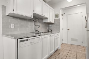 1565 Noble Ct, Kelowna, BC V1Y 8K8, Canada Photo 9