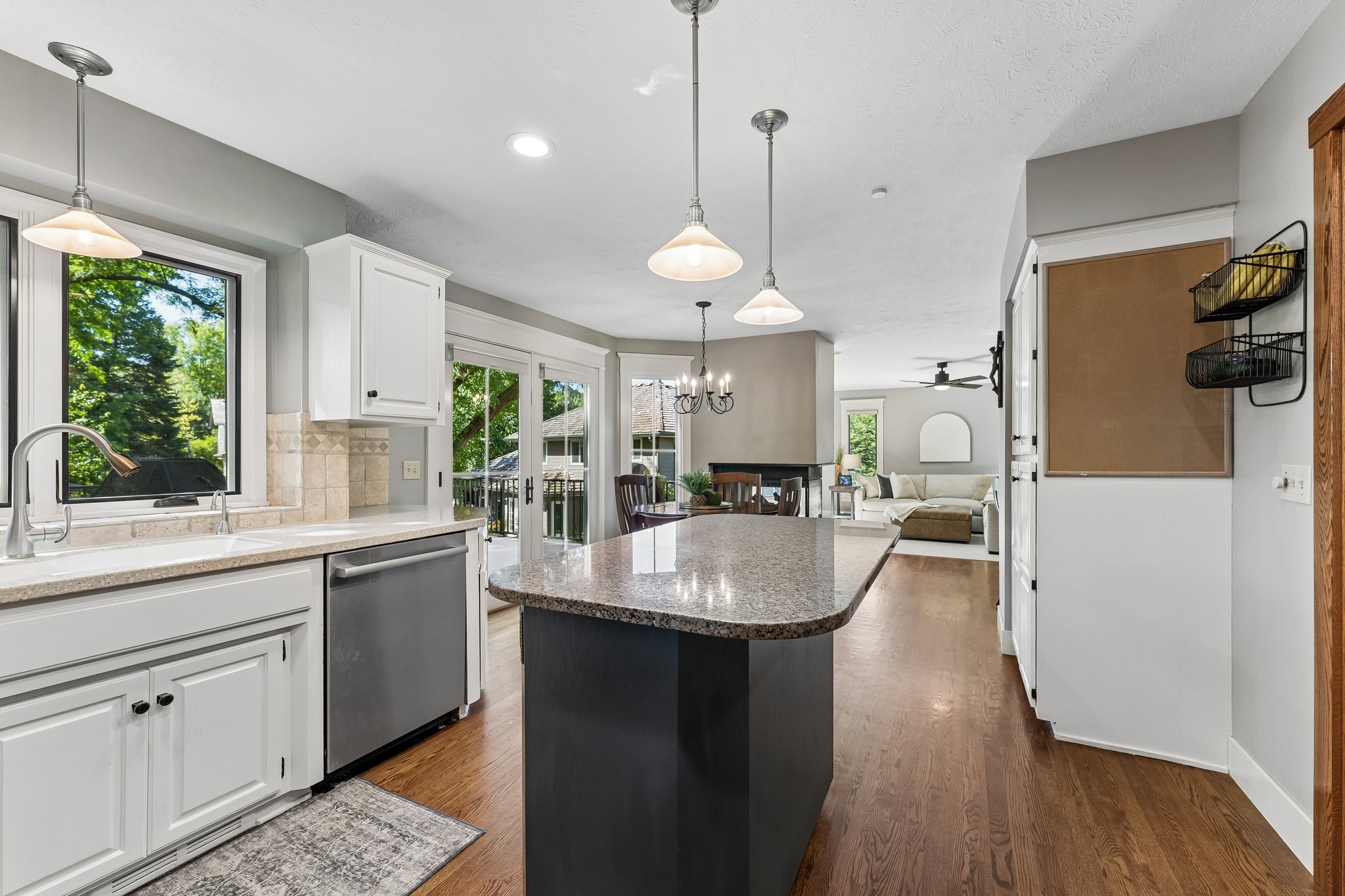 9066 - 15661 Lamp St_010 (2).jpg