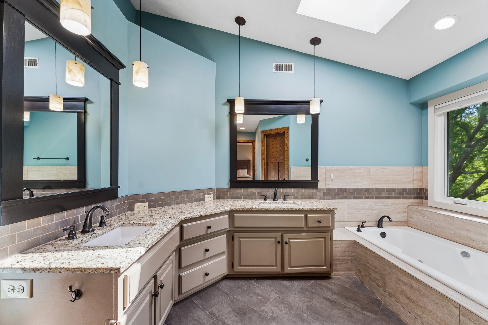 9066 - 15661 Lamp St_018.jpg