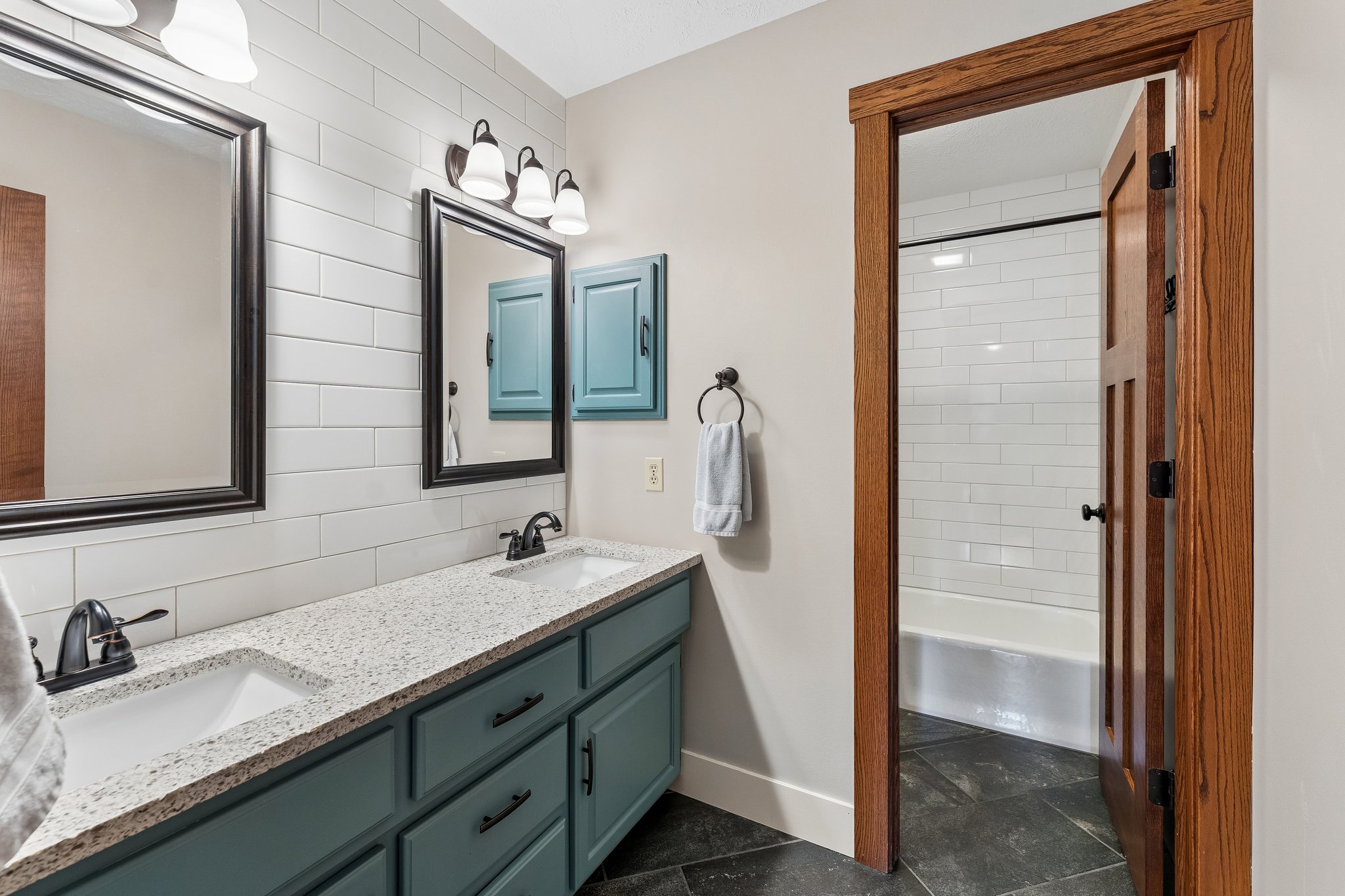 9066 - 15661 Lamp St_028.jpg