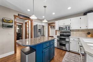 9066 - 15661 Lamp St_009 (2).jpg