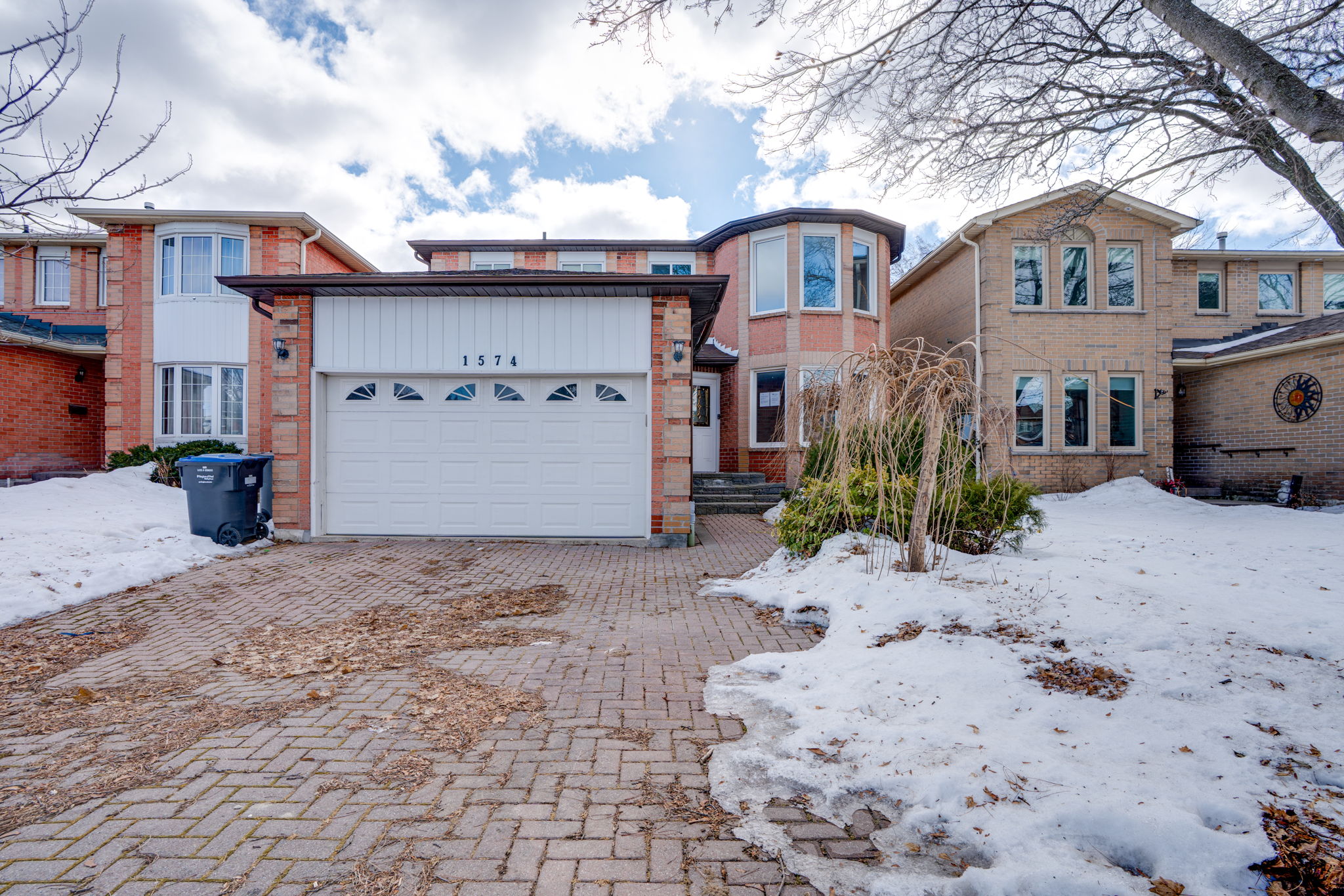 1574 Sir Monty's Dr