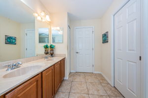 Upper Level Master Bathroom1c