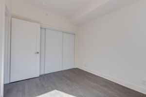 Bedroom extra large closet