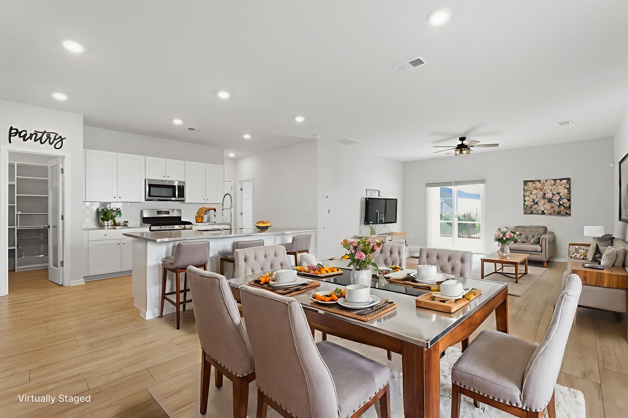 DSC09885 virtually staged.jpeg
