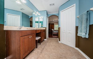 Upper Level Master Bathroom1b