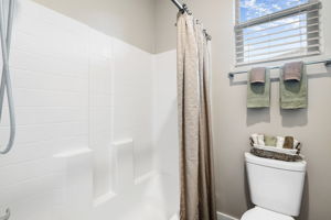 Bathroom 2 (2)