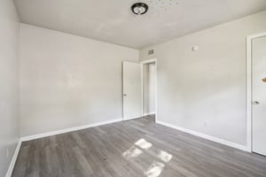 W 31st St-S1611-027.jpg