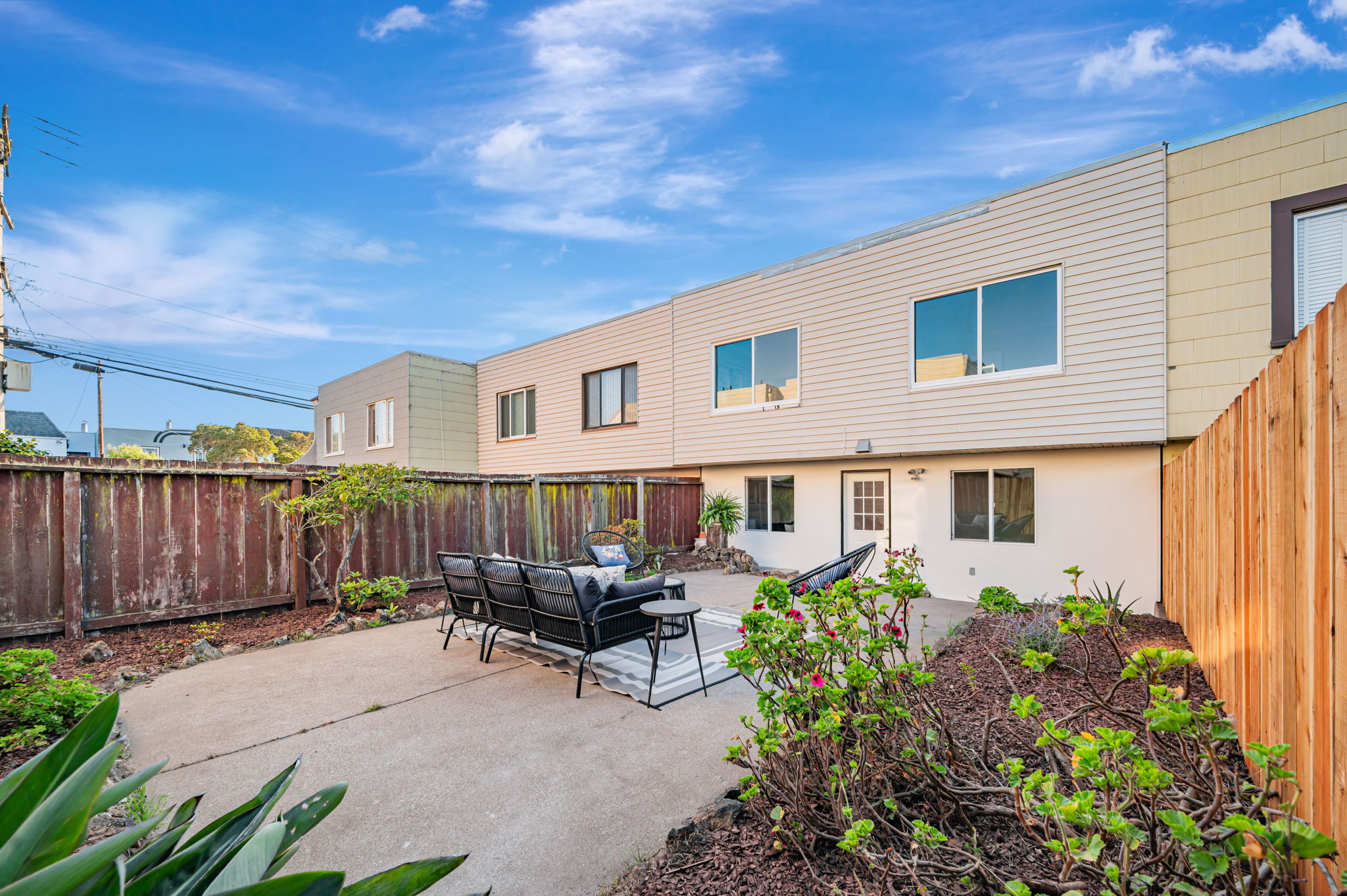 043_1586 44th Ave San
