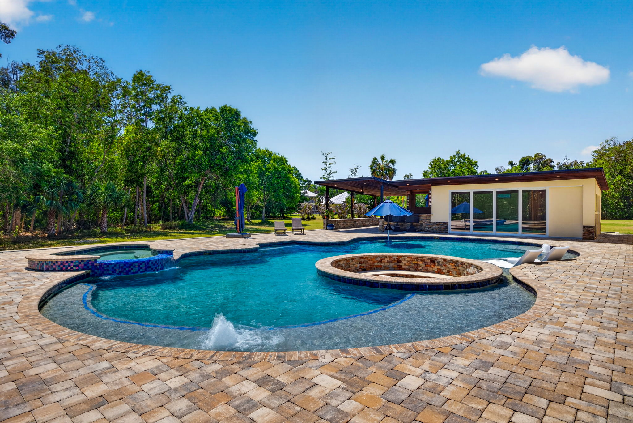 Resort Style Pool/ Spa/ Fire Pit/ Cabana