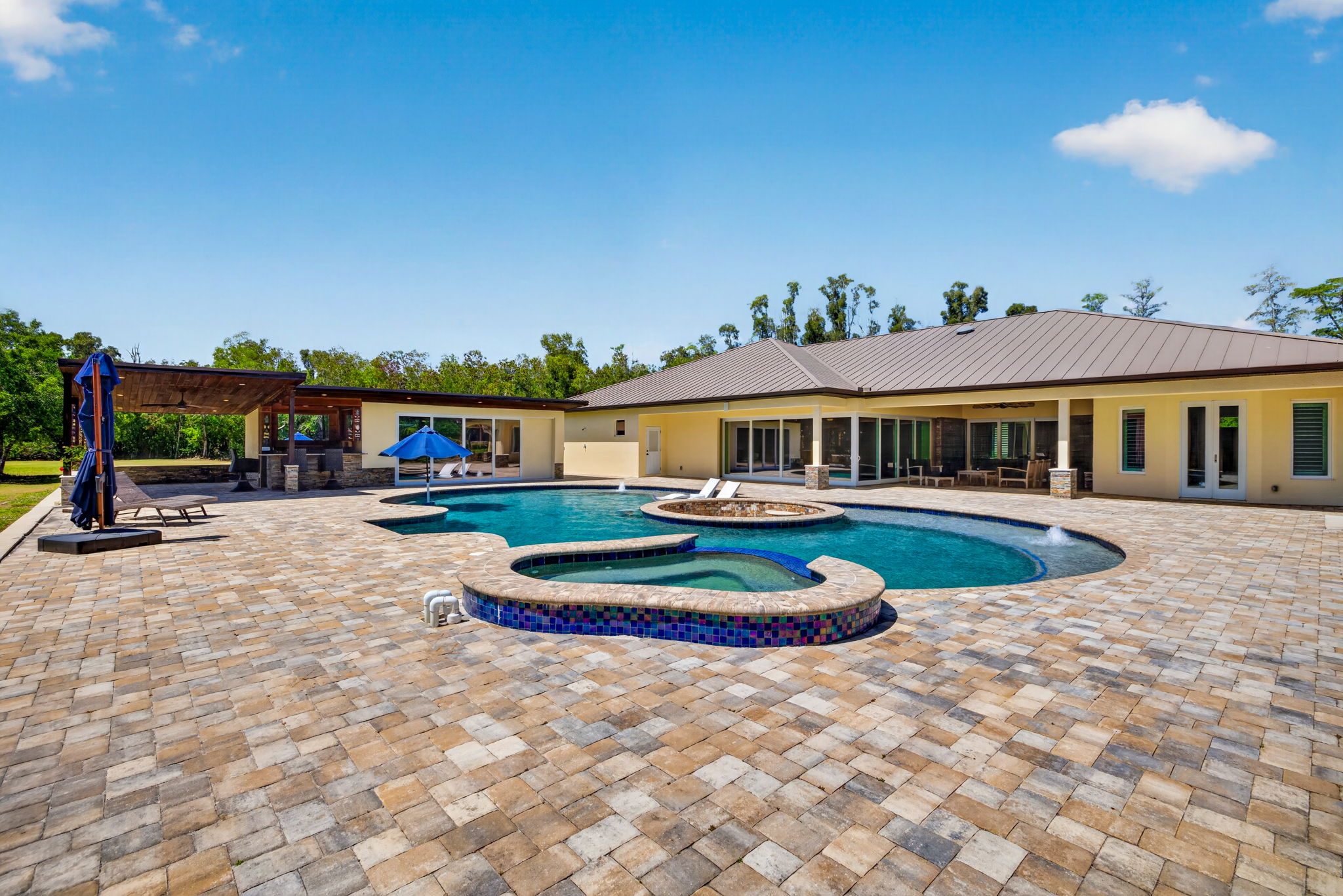 Resort Style Pool/ Spa/ Fire Pit/ Sun Shel