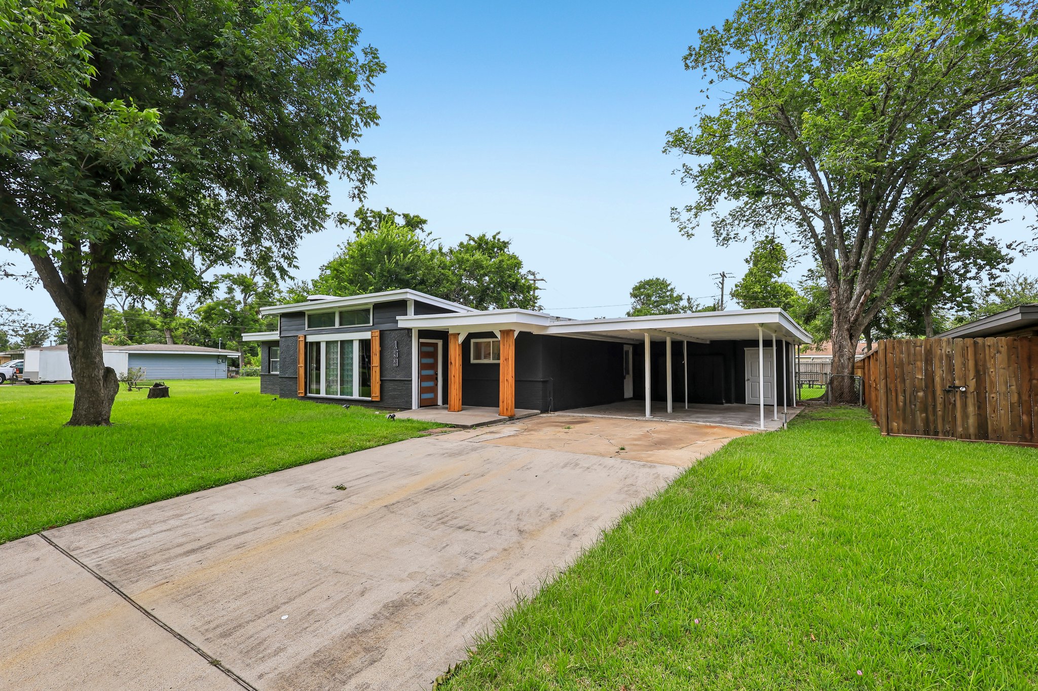 Oak Dr-S1807-002.jpg