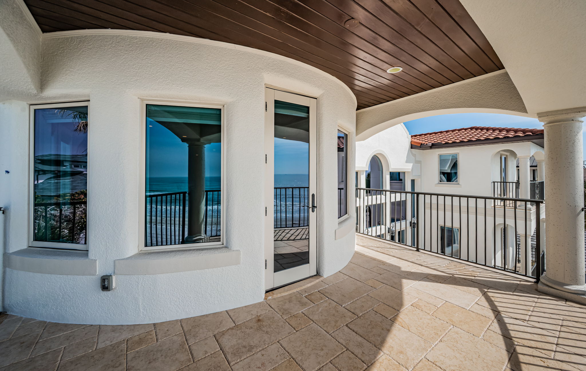 Upper Level Master Bedroom1k Balconl