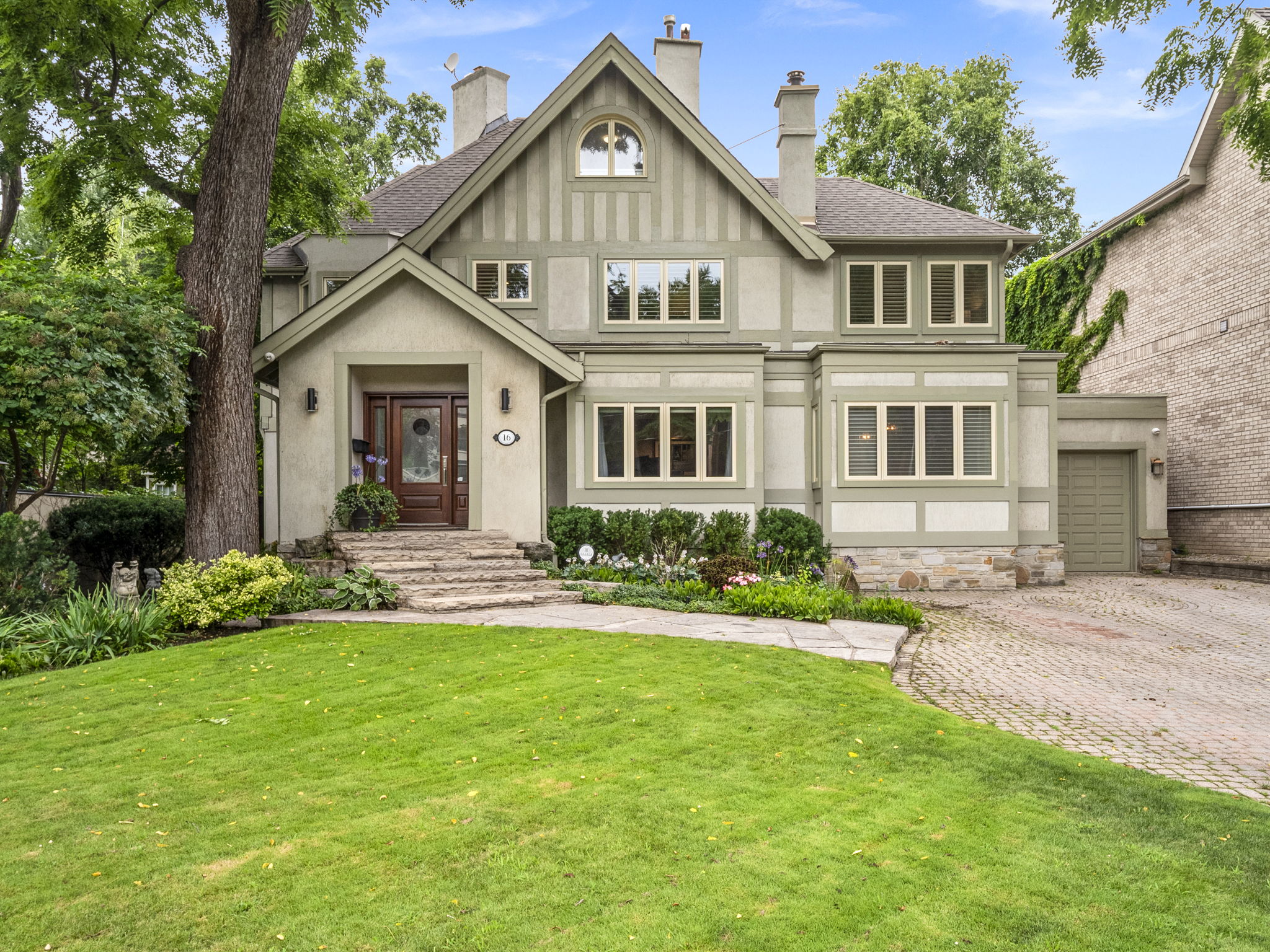 16 Clarendon Ave Toronto, ON M4V 1H9