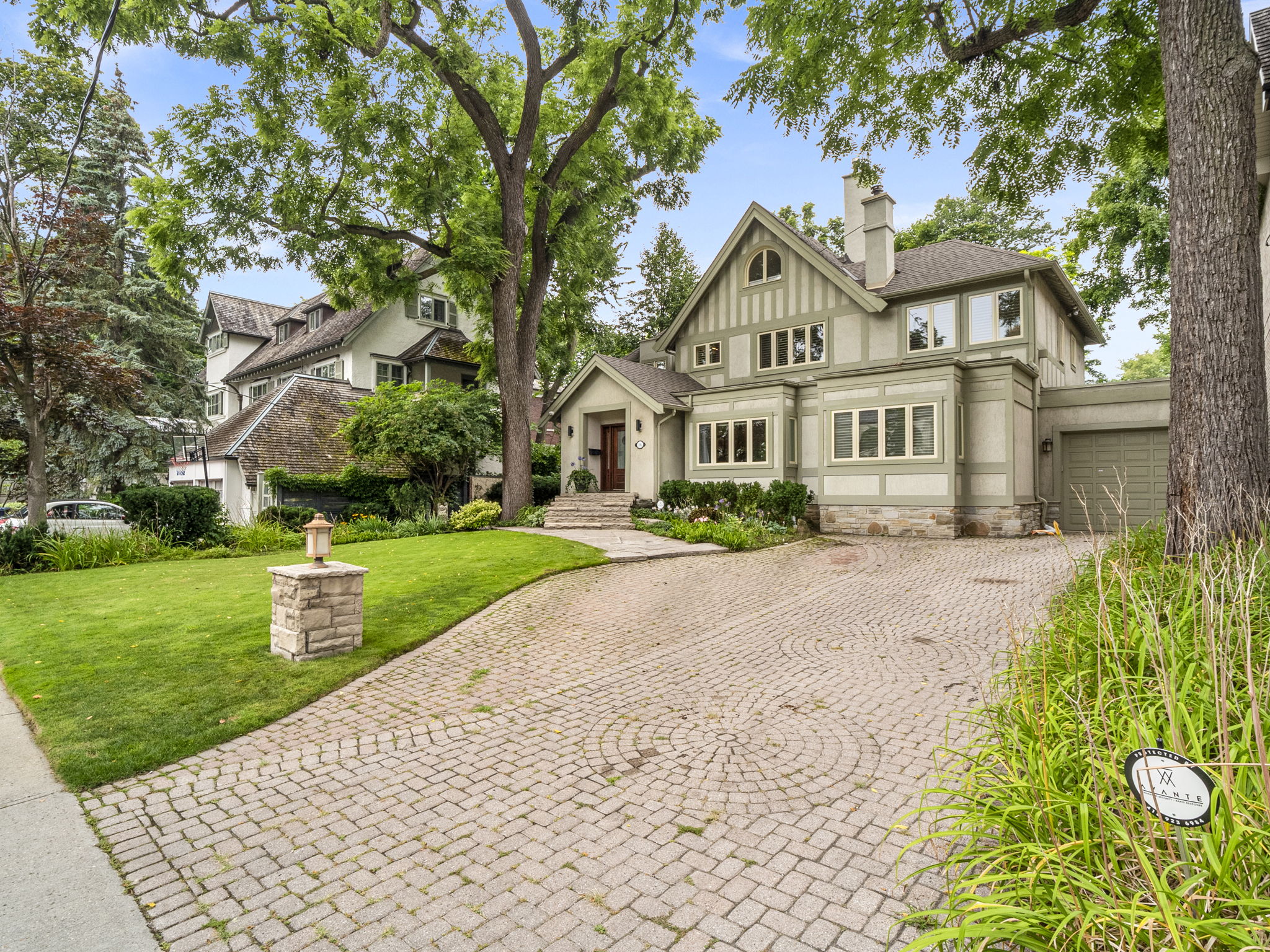 16 Clarendon Ave Toronto, ON M4V 1H9