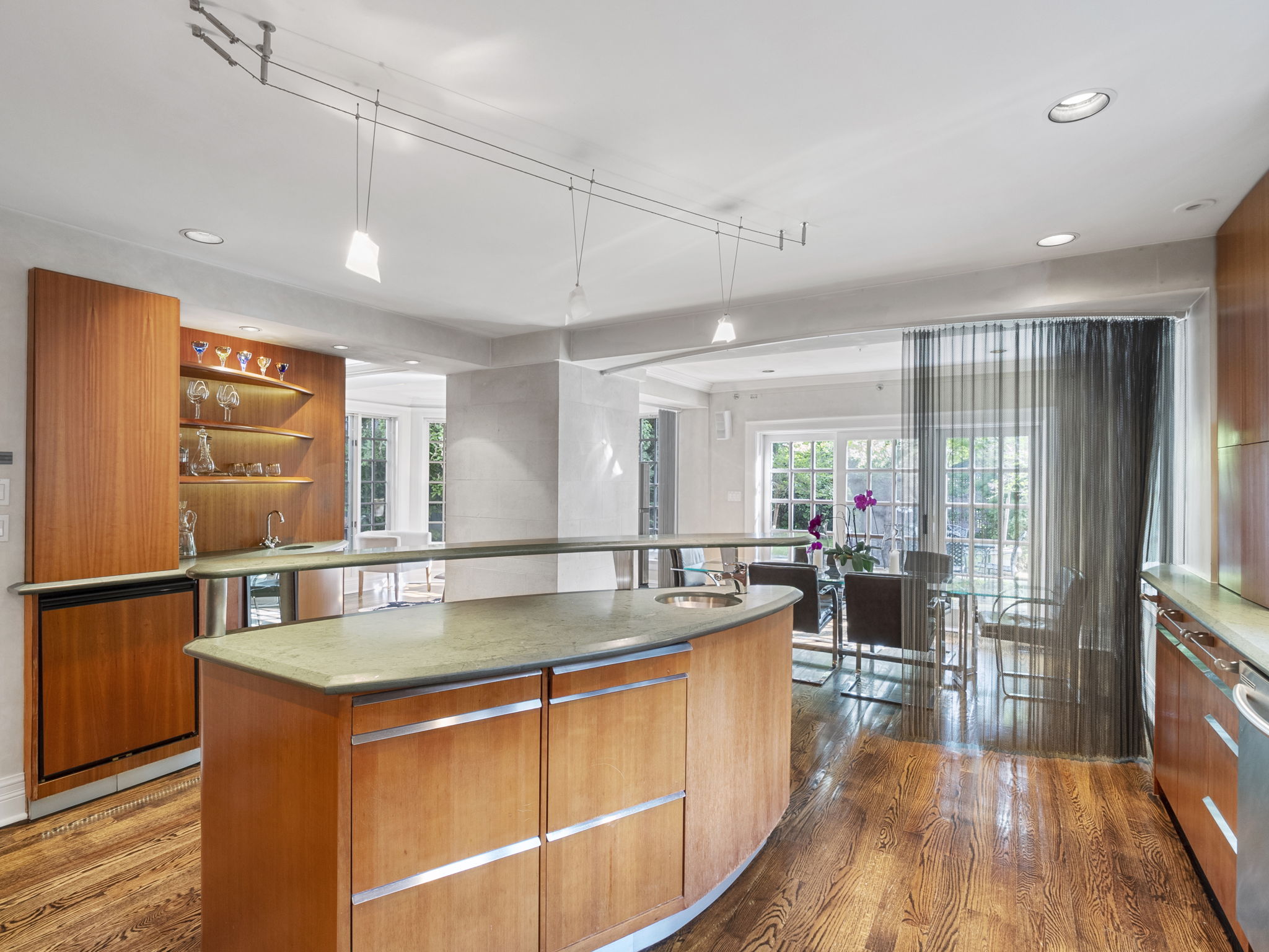 16 Highland Ave Toronto, ON M4W 2A3