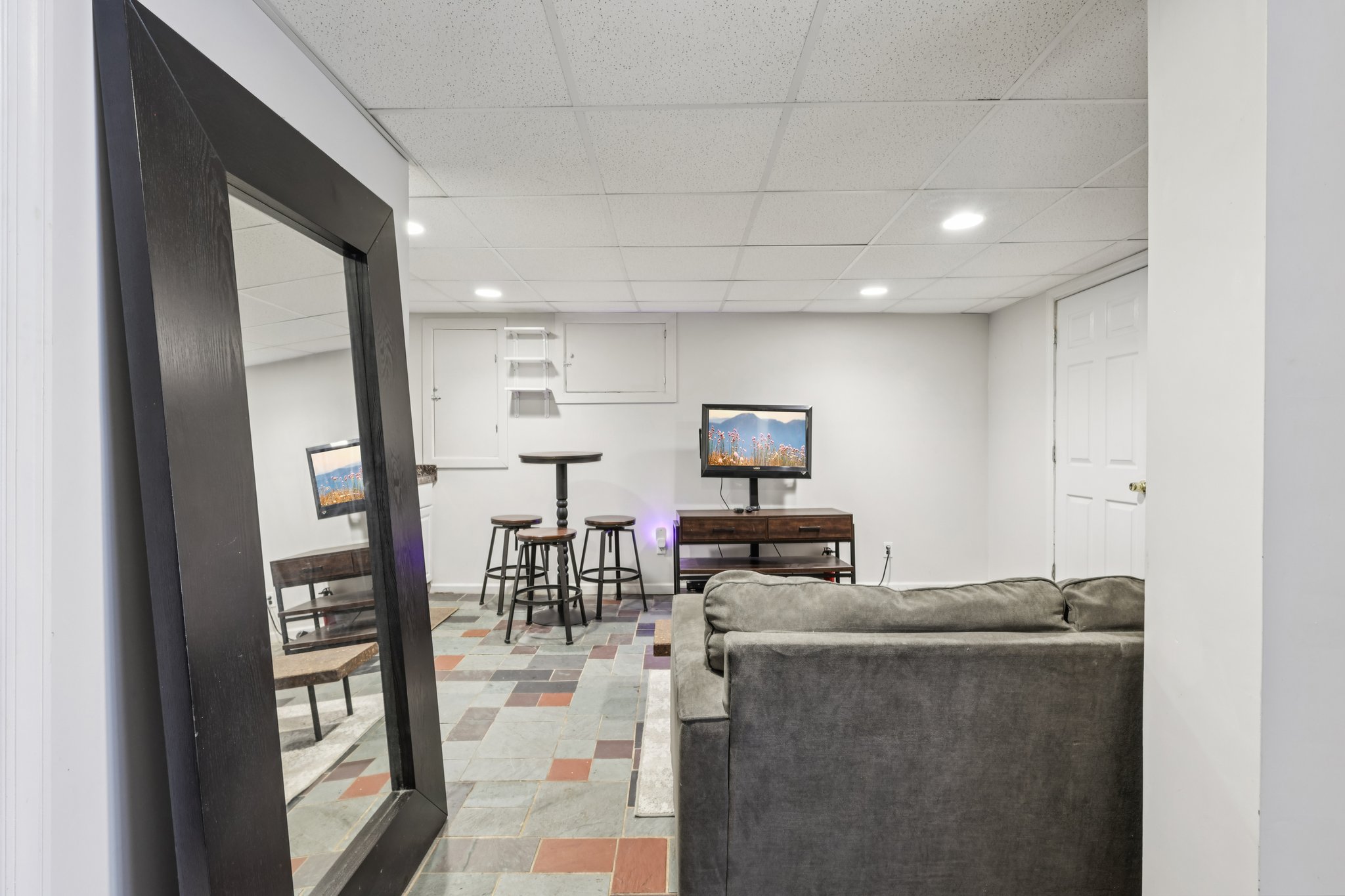 Jones Pl-S1704-038.jpg