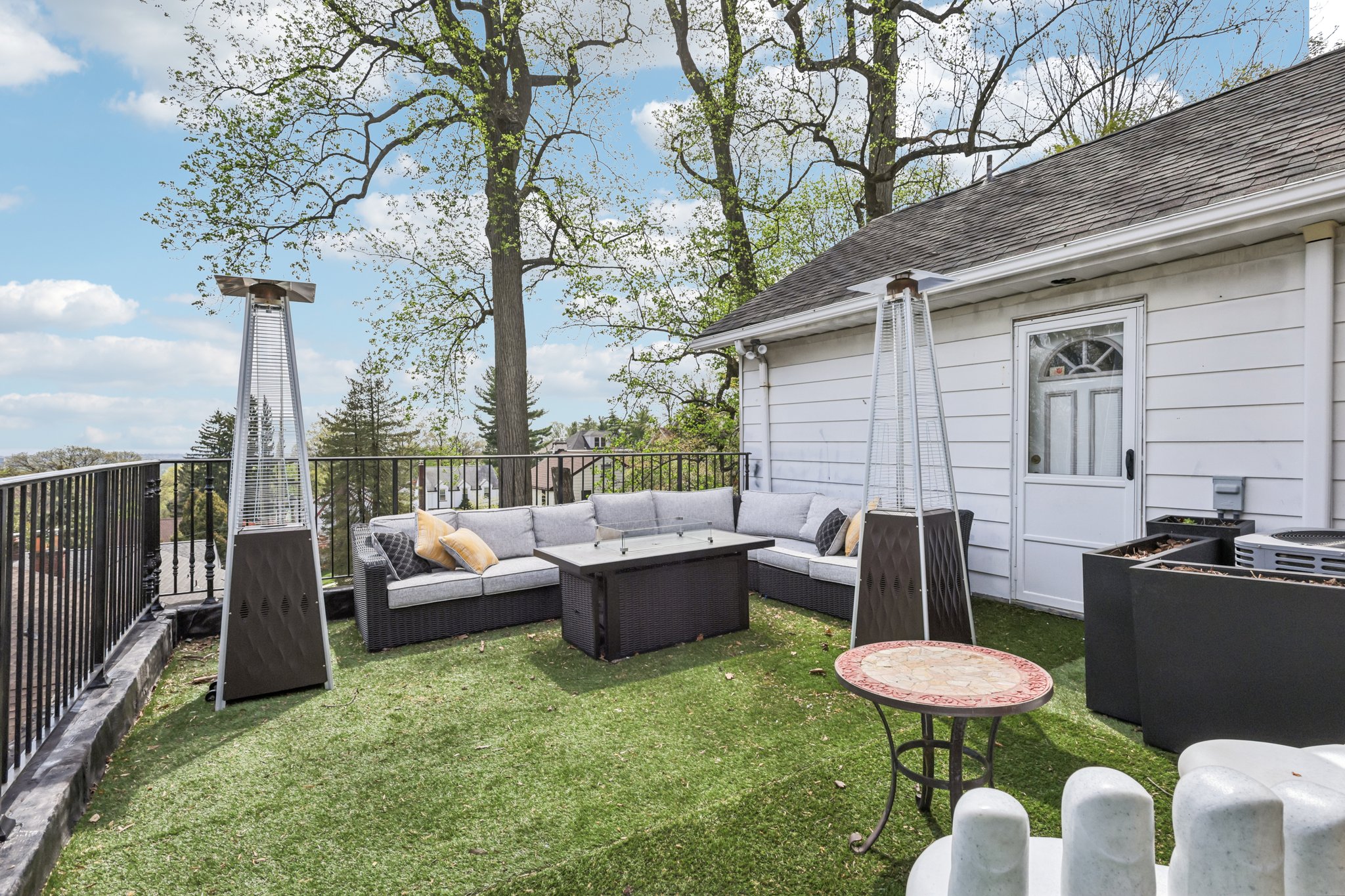 Jones Pl-S1704-046.jpg