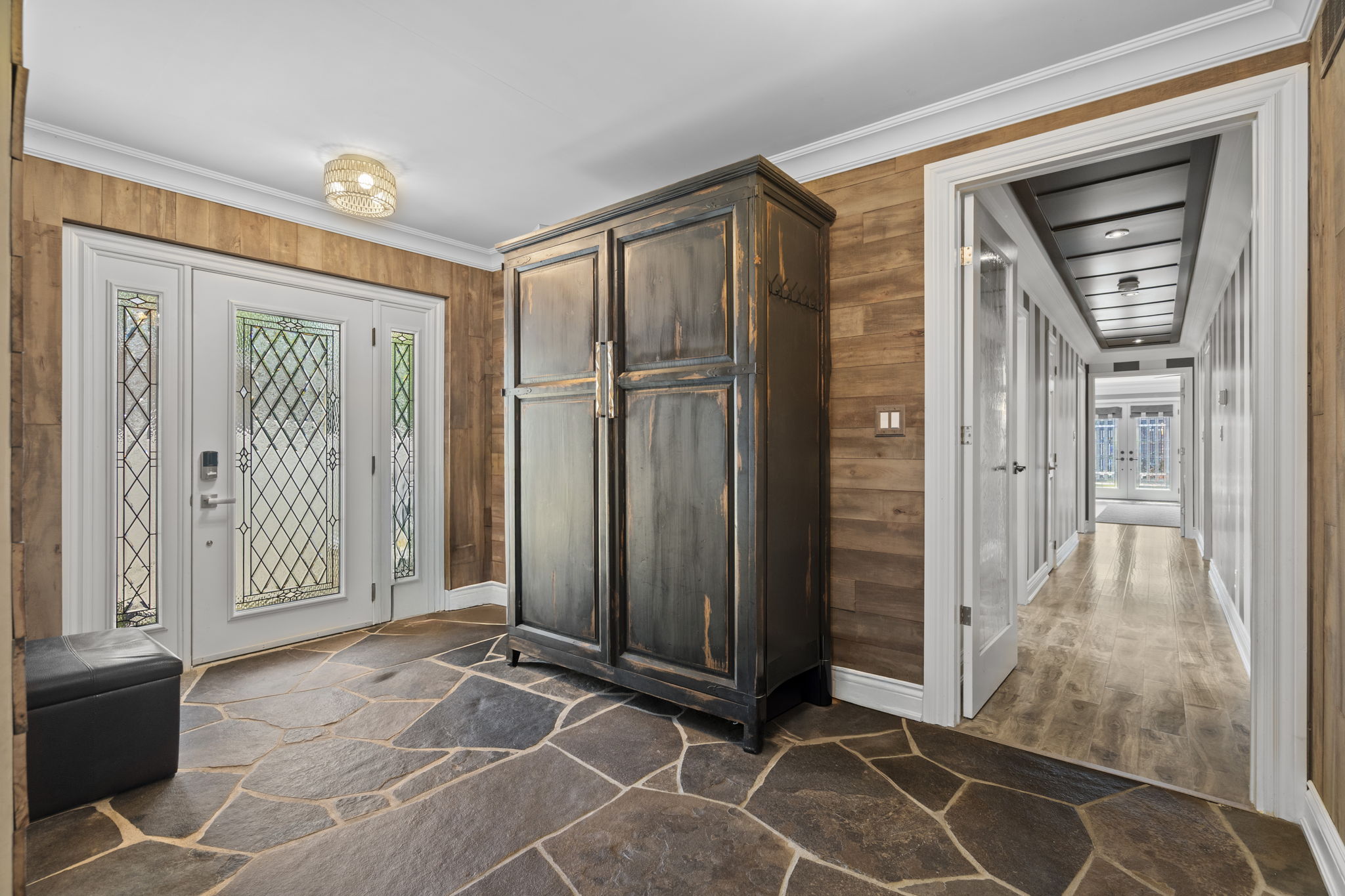 16 Lakeshore Dr Hamilton, ON L8E 5C6