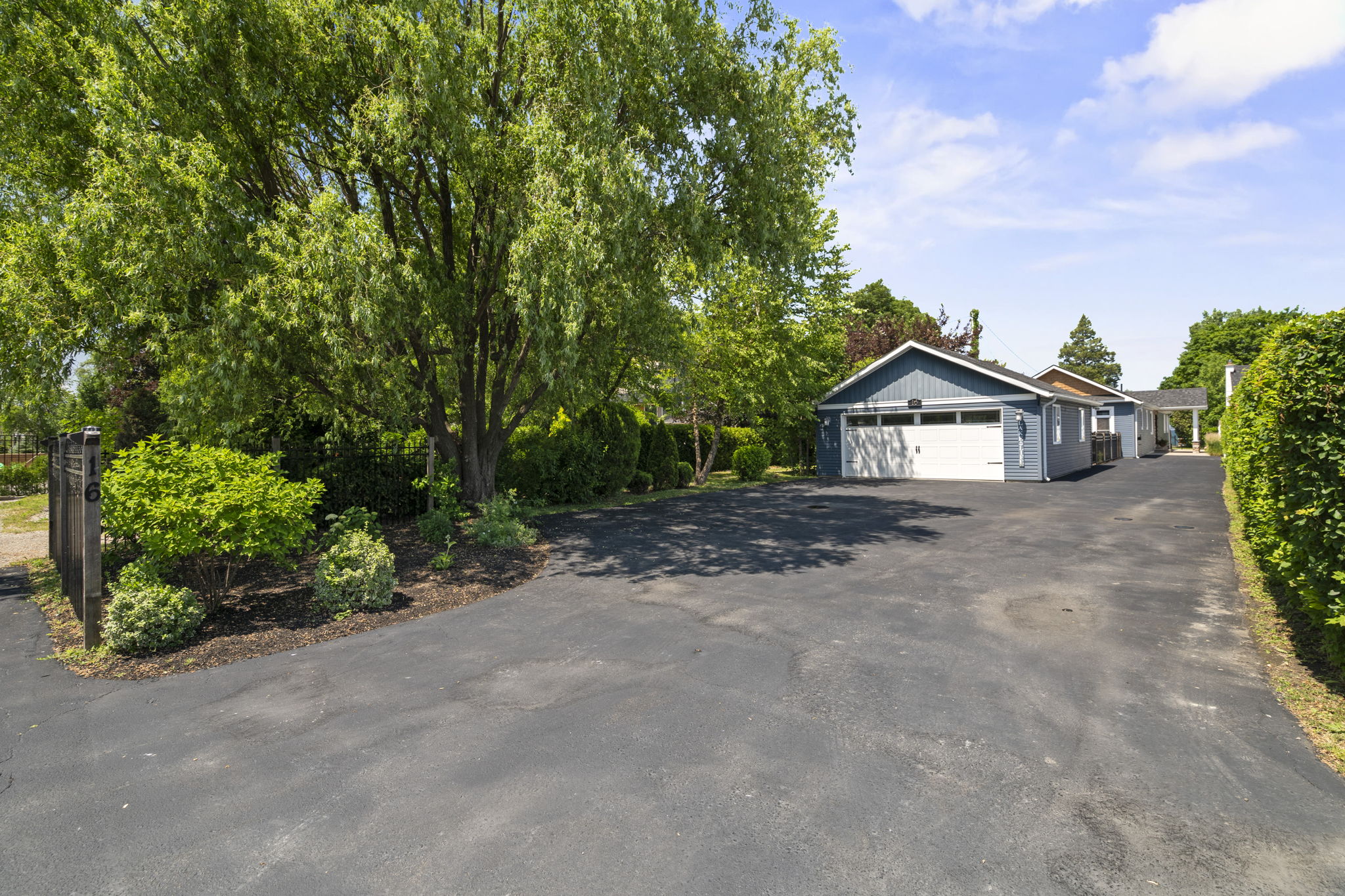 16 Lakeshore Dr Hamilton, ON L8E 5C6