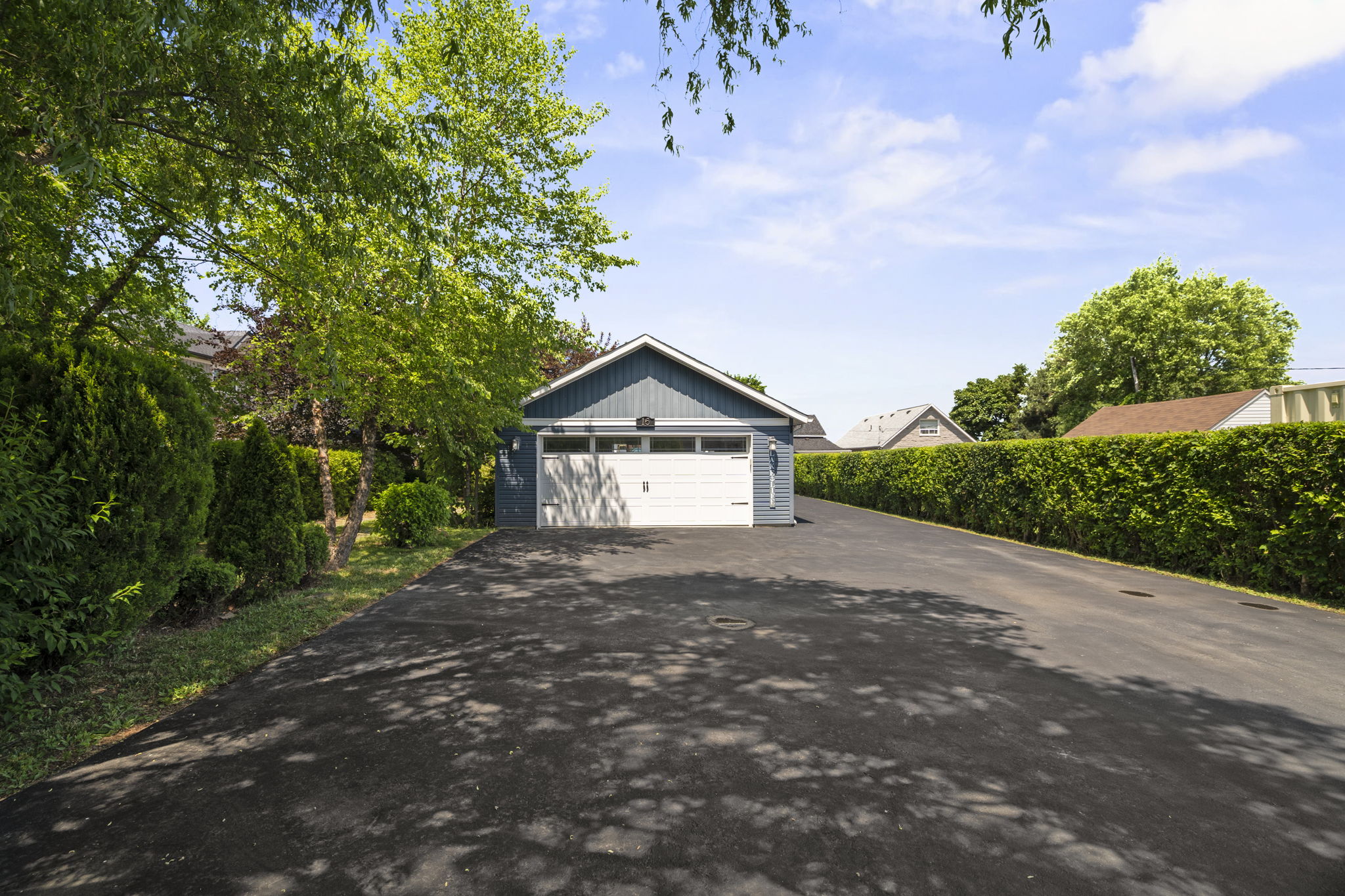 16 Lakeshore Dr Hamilton, ON L8E 5C6