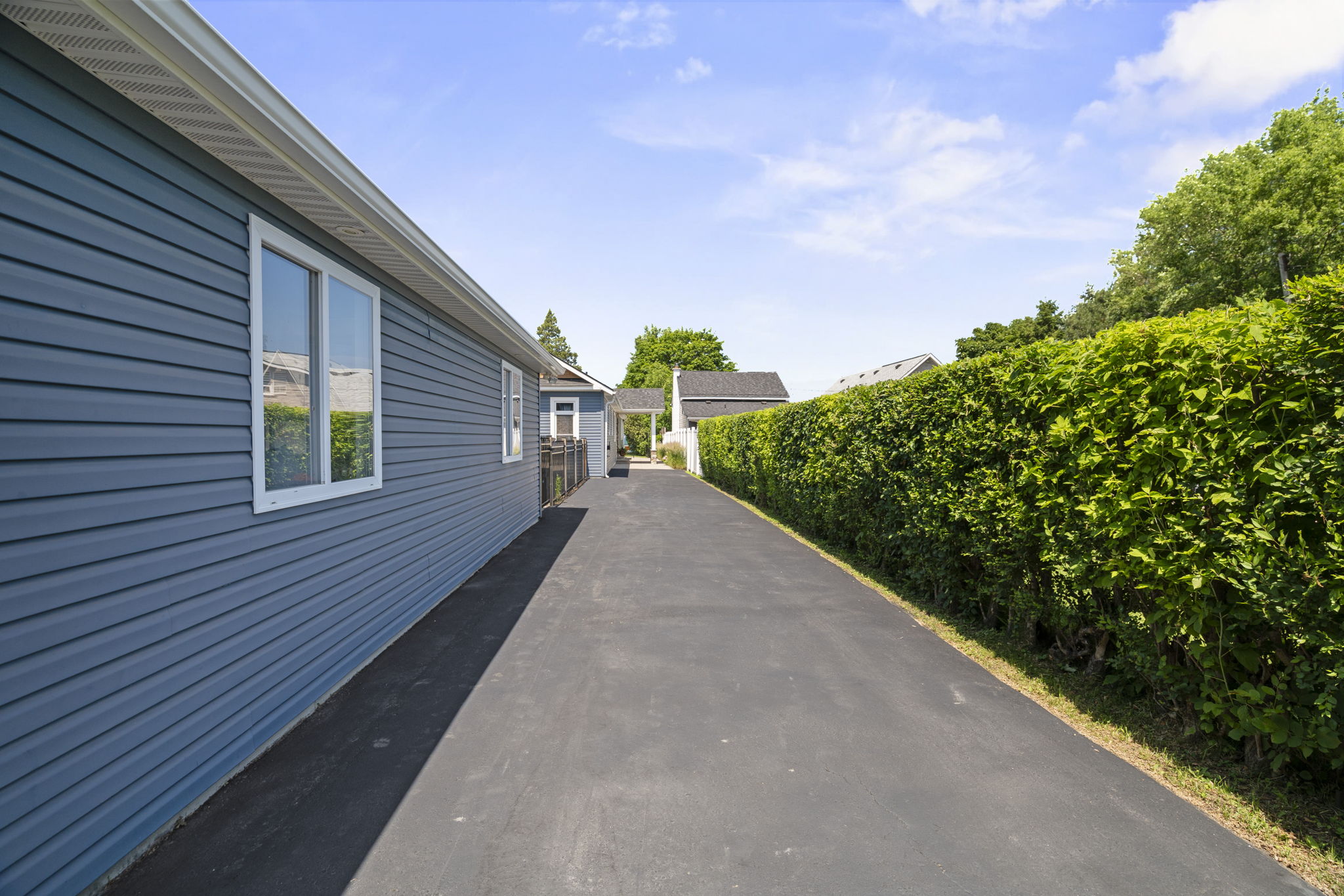 16 Lakeshore Dr Hamilton, ON L8E 5C6