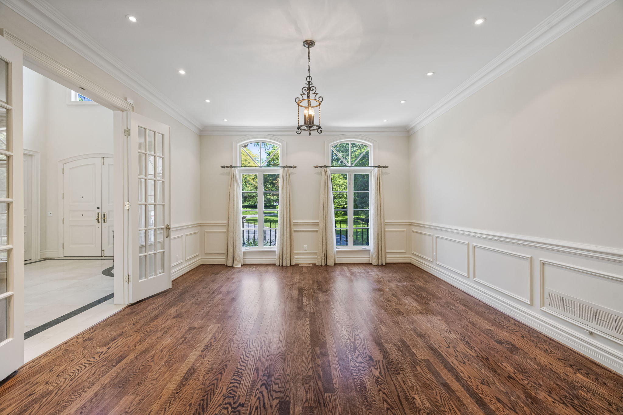 16 Park Ln Cir Toronto, ON M3B 1Z7