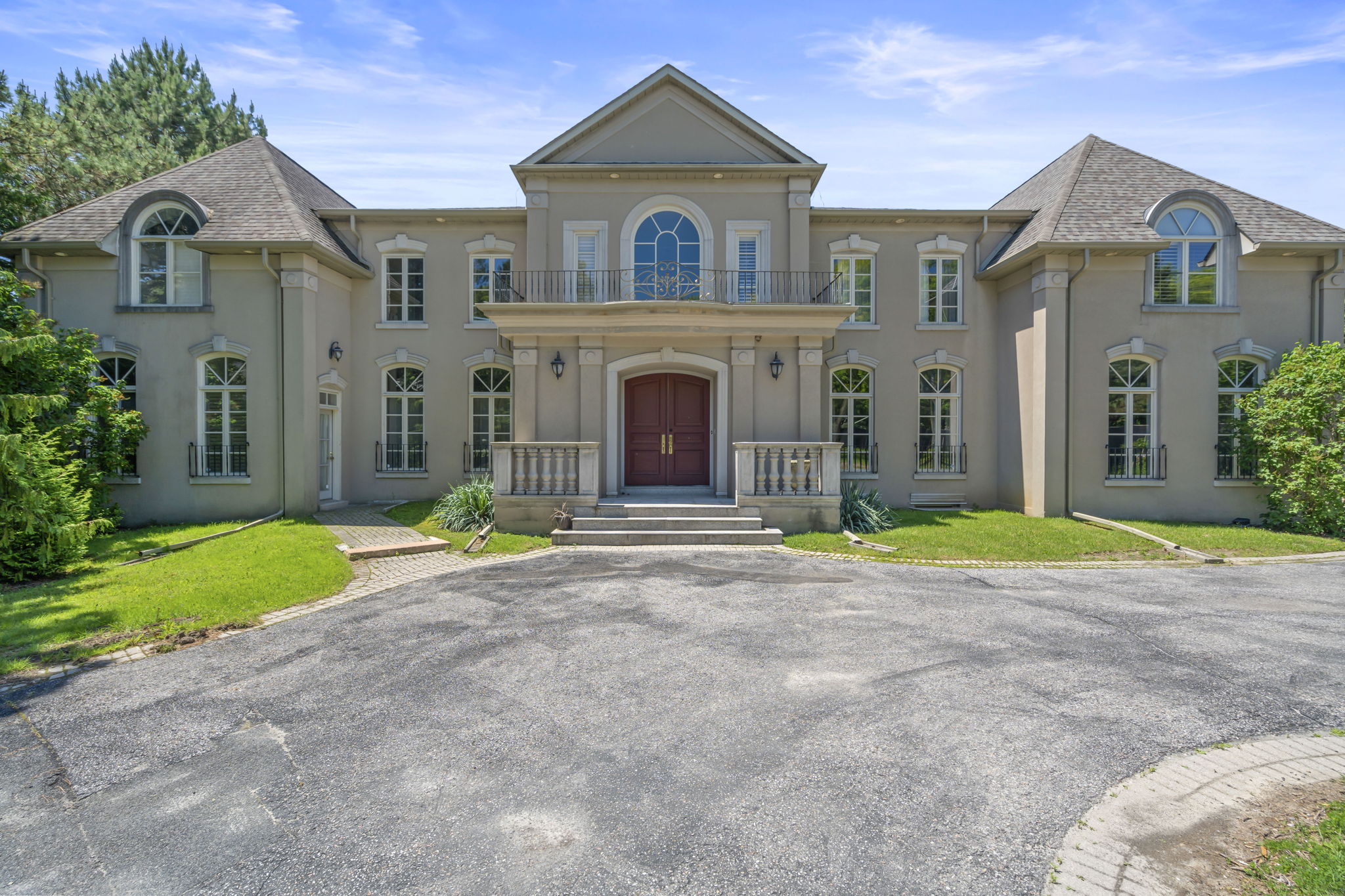 16 Park Ln Cir Toronto, ON M3B 1Z7