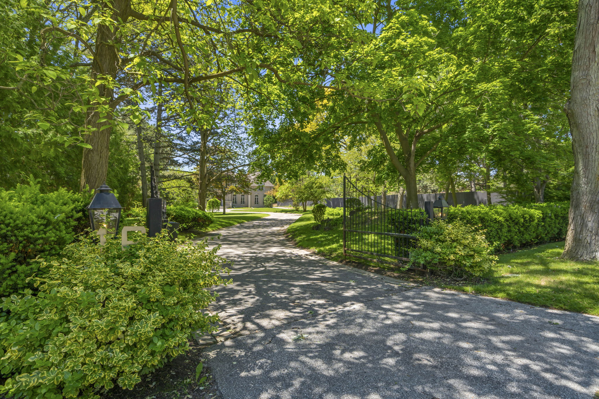 16 Park Ln Cir Toronto, ON M3B 1Z7
