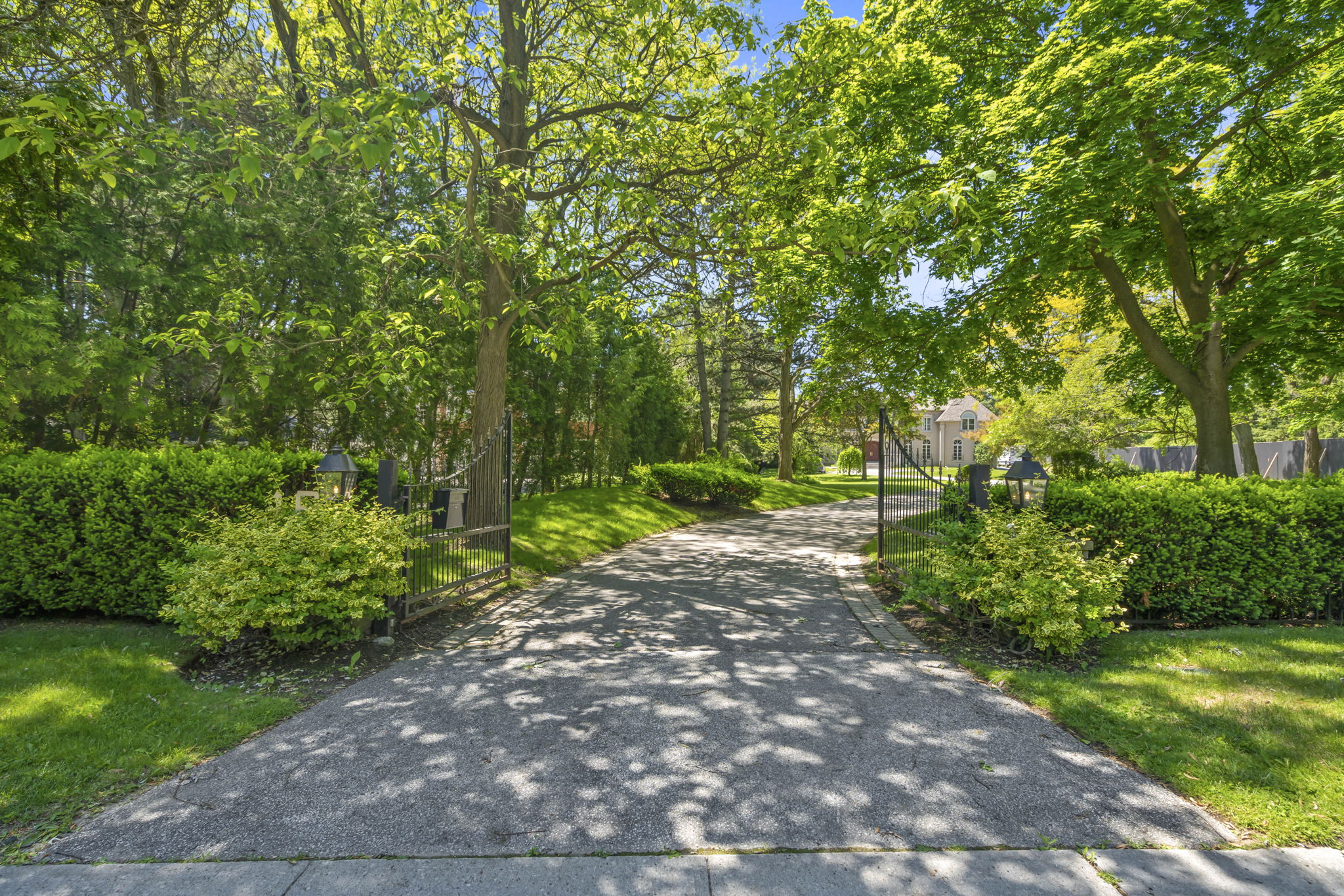 16 Park Ln Cir Toronto, ON M3B 1Z7