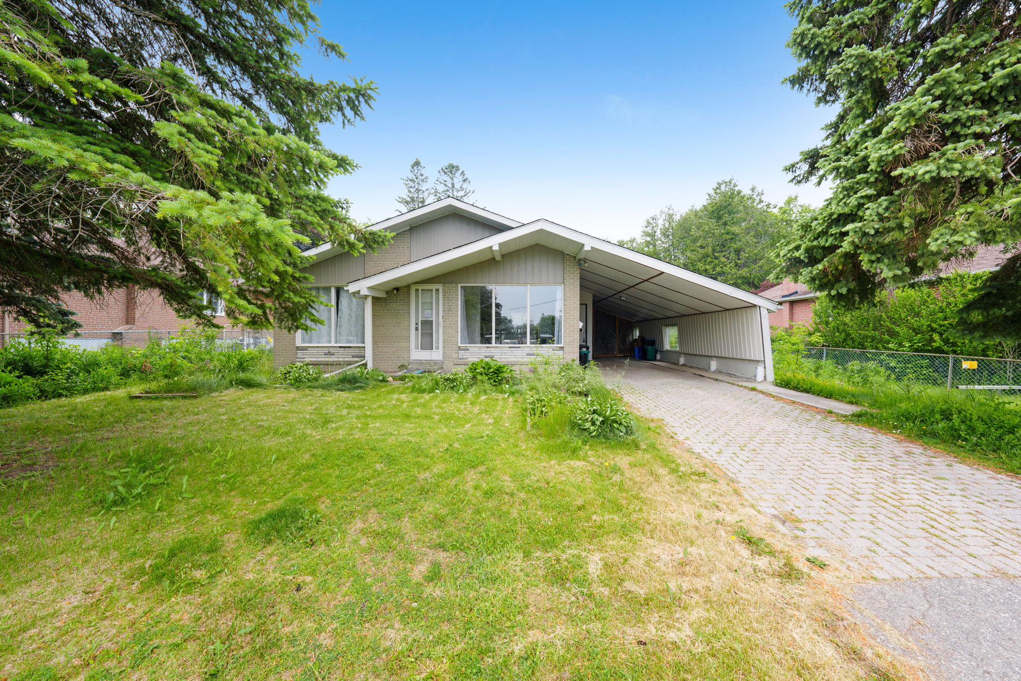 16 Seaton Dr Aurora, ON L4G 2J8