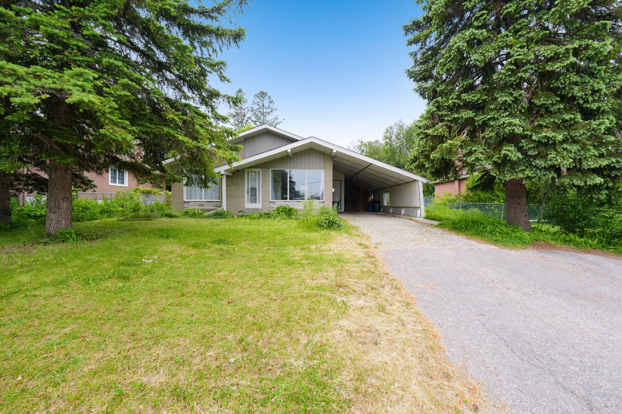 16 Seaton Dr Aurora, ON L4G 2J8