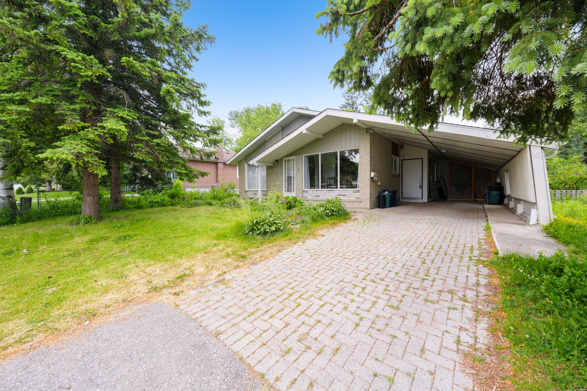 16 Seaton Dr Aurora, ON L4G 2J8