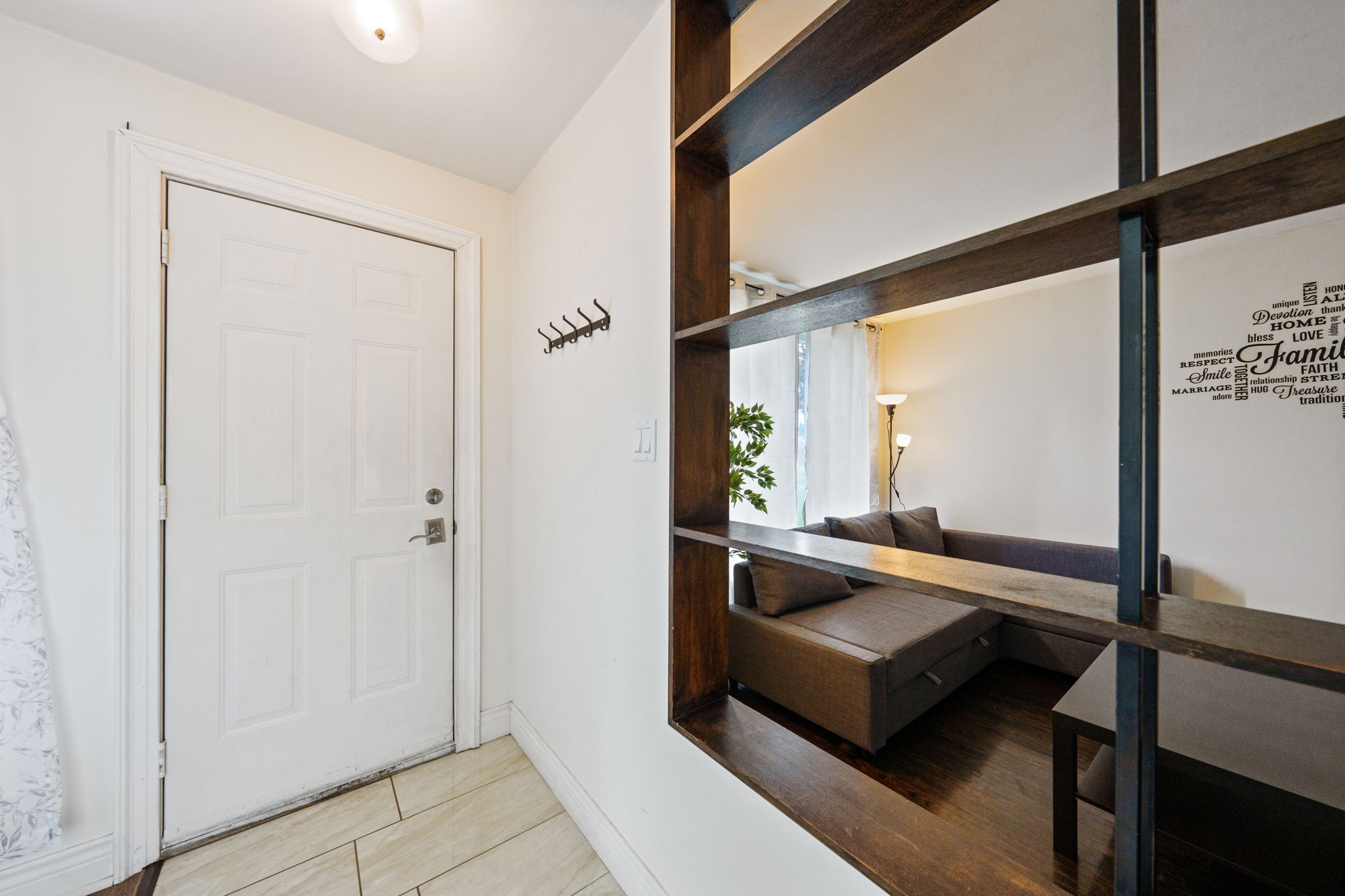 16 Seaton Dr Aurora, ON L4G 2J8