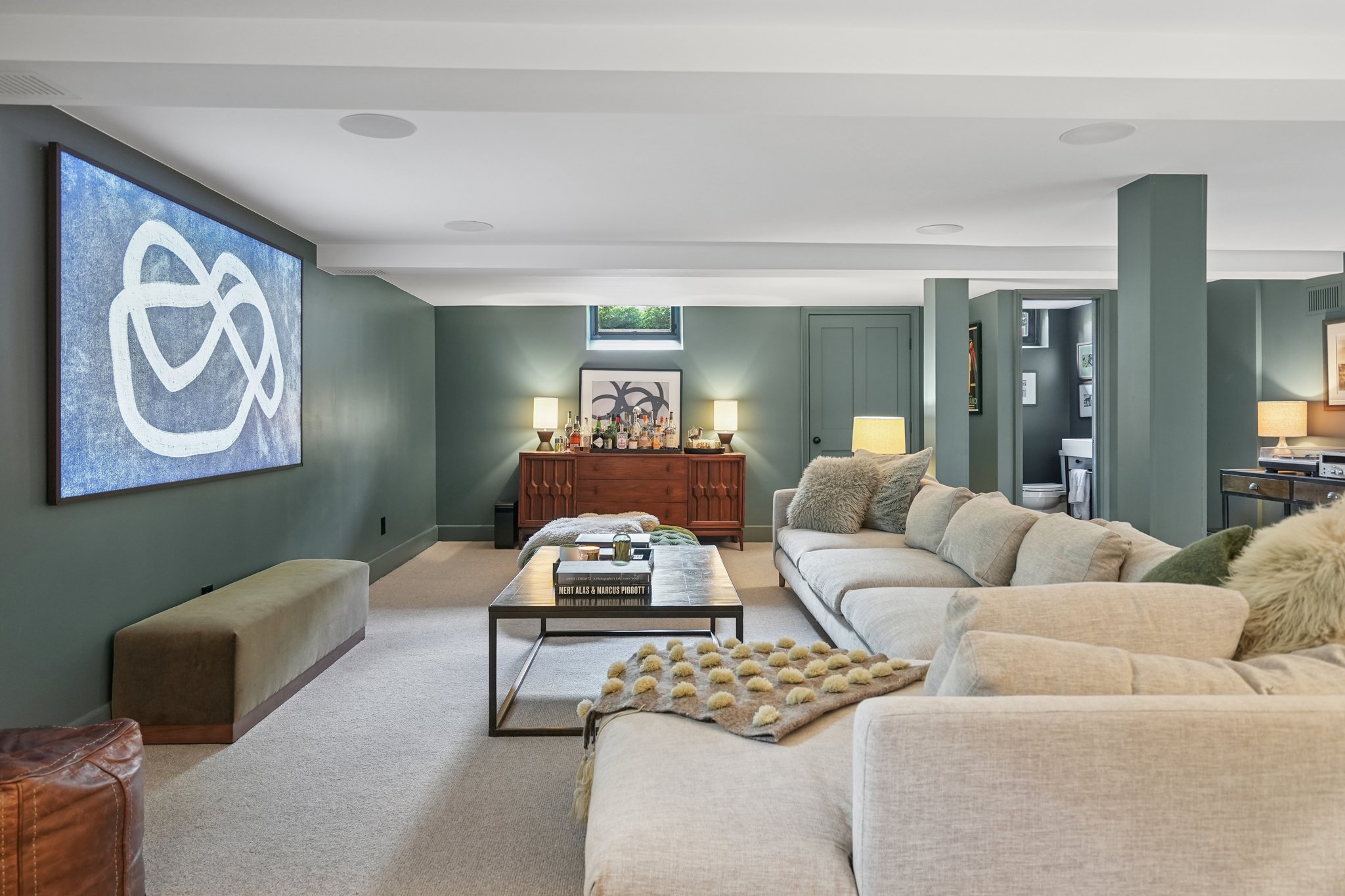 The best family room, with space to entertain!
