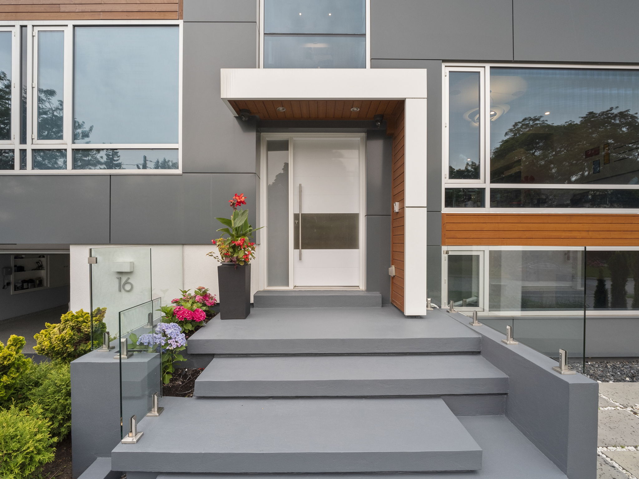 16 Viamede Crescent Toronto, ON M2K 2A8