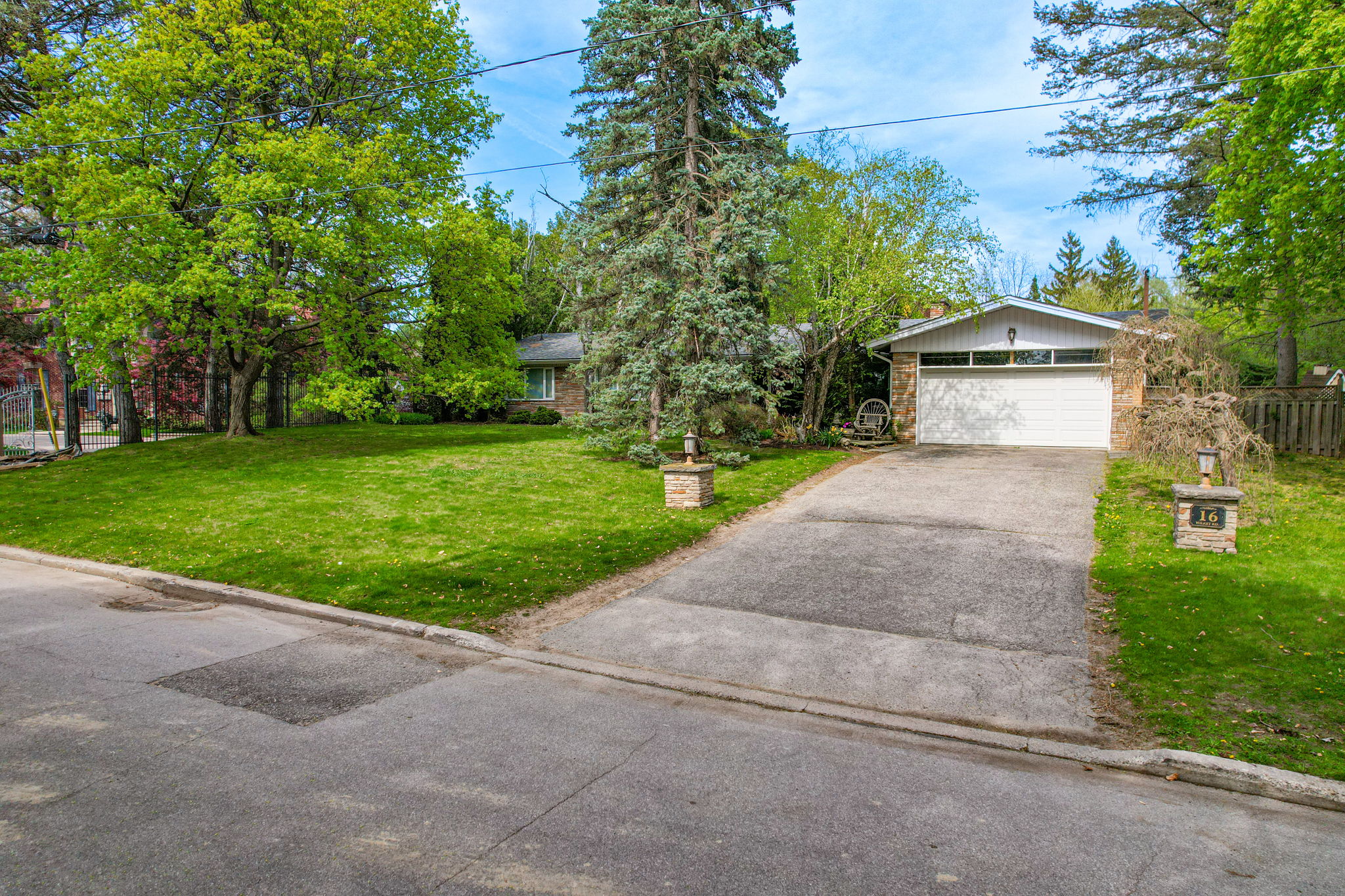 16 Wilket Rd Toronto, ON M2L 1N6