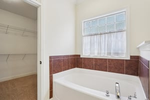 Greenview Dr-S1812-019.jpg