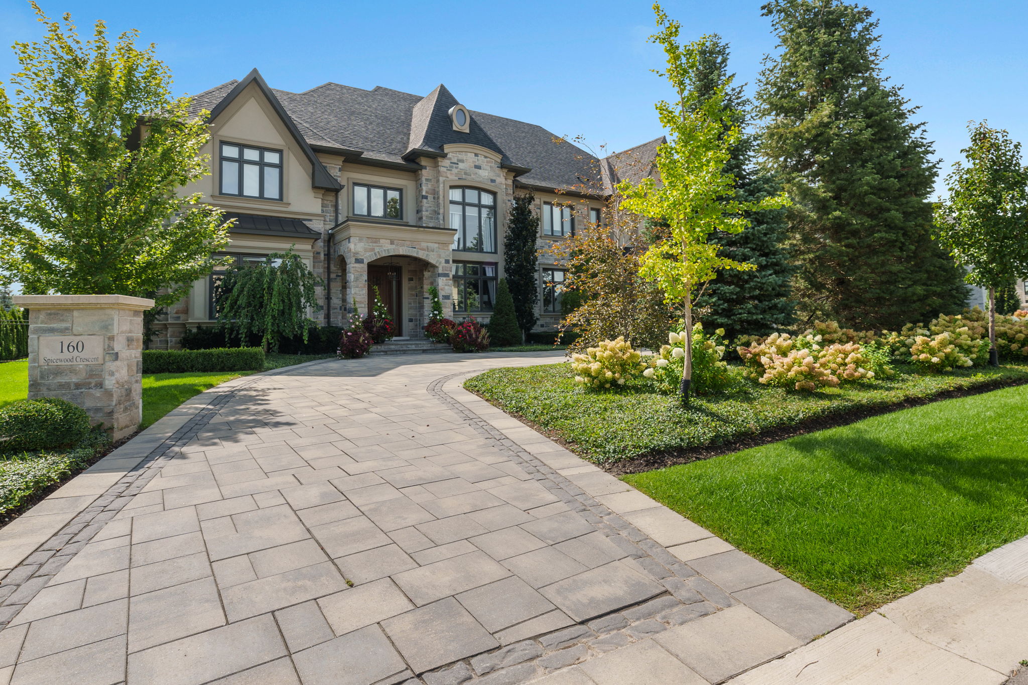 160 Spicewood Cres Vaughan, ON L4H 3N5