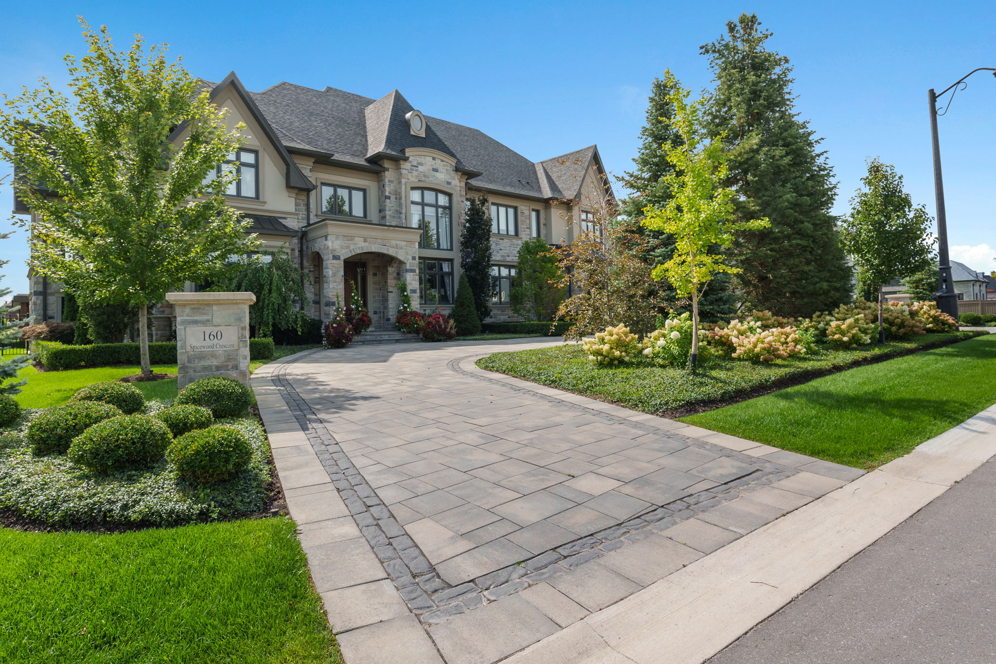 160 Spicewood Cres Vaughan, ON L4H 3N5