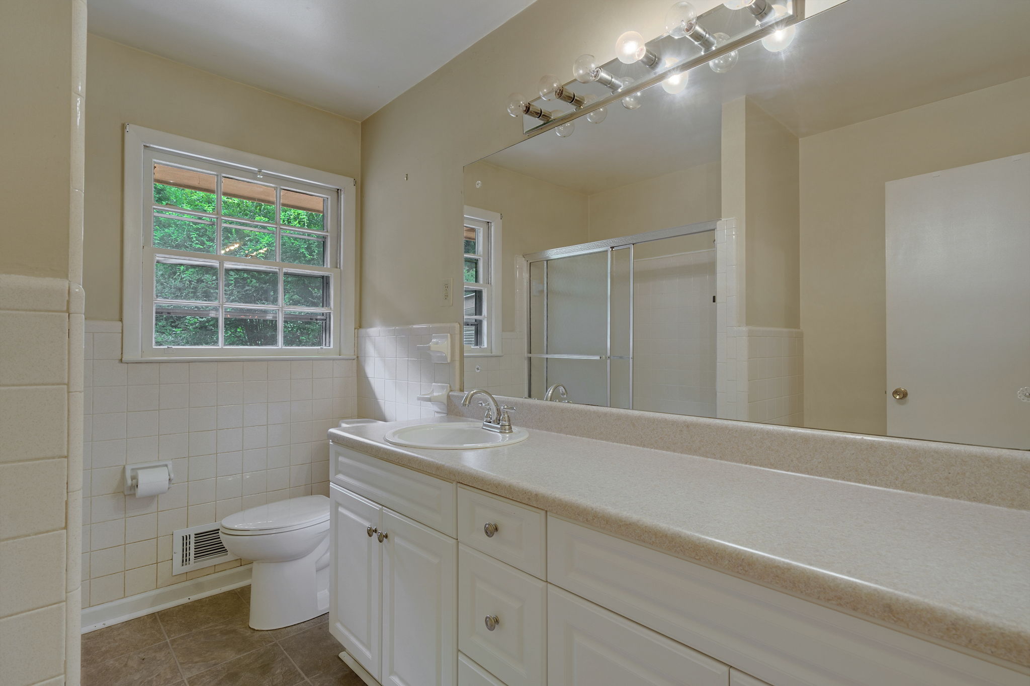 Full Bathroom #2