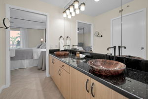 Master Bathroom1e