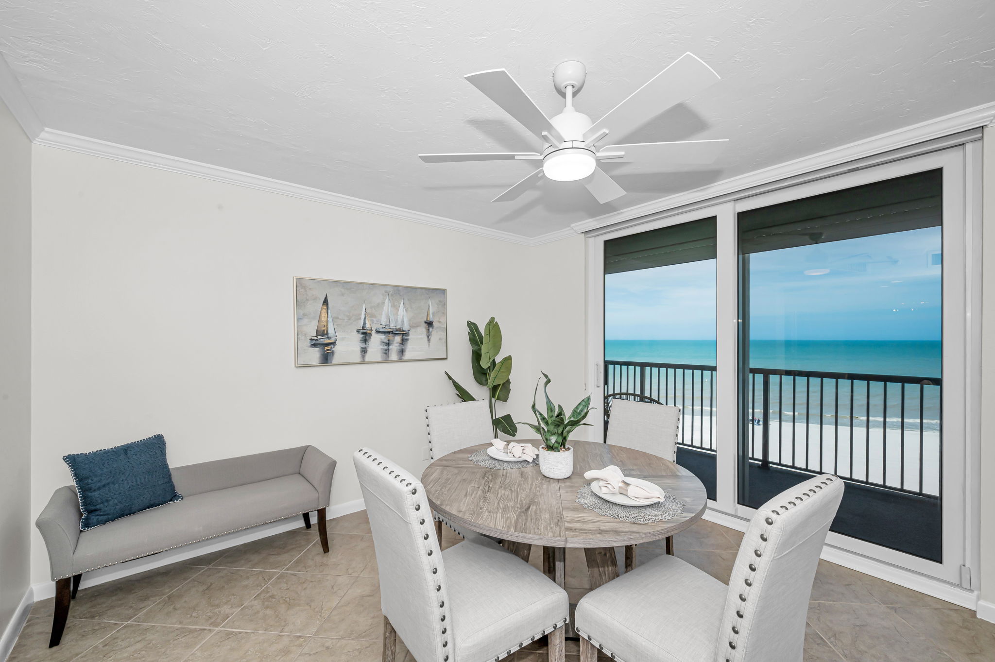 Kitchen Eat-in Area10